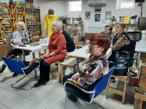 Бодрые гости из клуба Радуга в  гостях у Пчелотеки